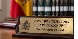 Placa con el cargo