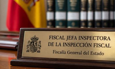 Placa con el cargo