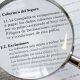 Póliza de seguro con una lupa sobre las condiciones generales y exclusiones