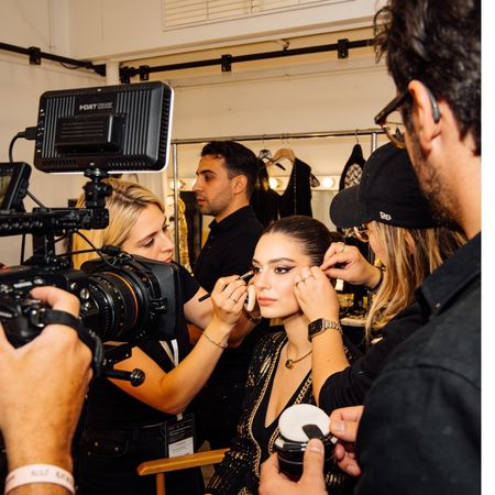 Fotografos y estilistas ayudando a la influencer