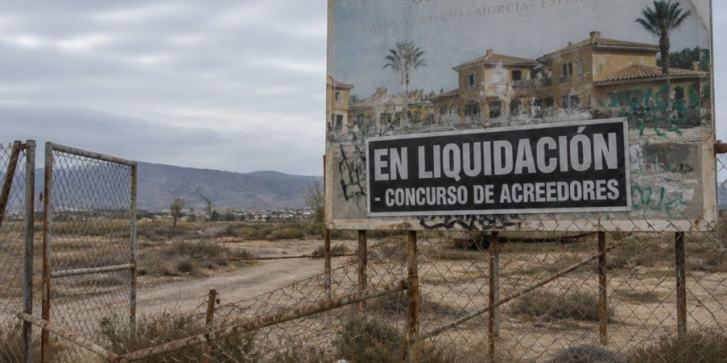 Solar de promoción inmobiliaria desierto