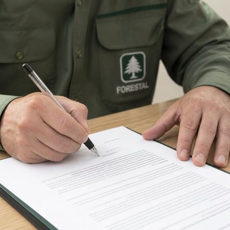 Un forestal firmando un contrato