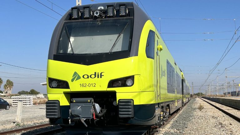 Los trabajadores de Adif en situación de excedencia no tienen derecho a usar y disfrutar de los títulos de transporte expedidos a su nombre y al de sus familiares