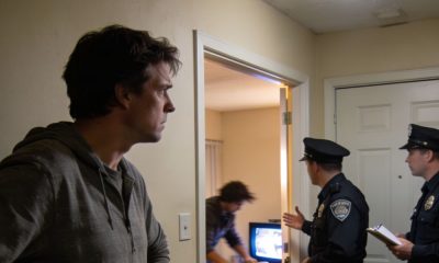 Una persona observando la intervención policial con su vecino