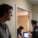 Una persona observando la intervención policial con su vecino