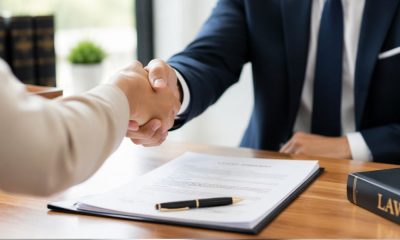 Dos personas estrechándose la mano