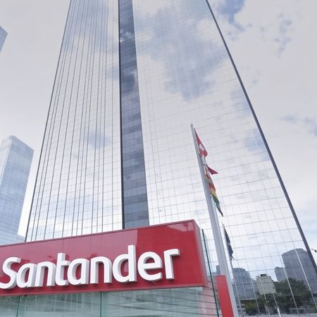 Fachada con cartel del Banco Santander