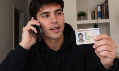 Un chico hablando por teléfono con el DNI de otra persona