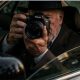 Detective sacando foto