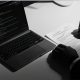 Persona con un ordenador y datos bancarios