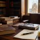 Escritorio de abogado con el nombre del fallecido