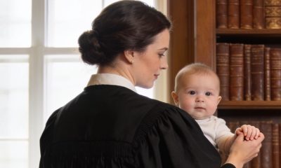 Una jueza con un bebé en brazos
