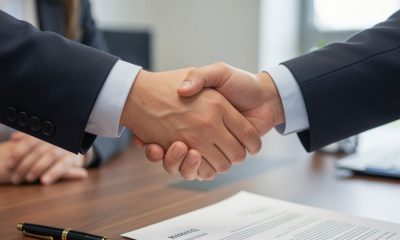 Dos personas estrechándose la mano