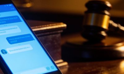 Móvil con mensajes de Whatsapp y un mazo de un juez al lado
