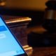 Móvil con mensajes de Whatsapp y un mazo de un juez al lado