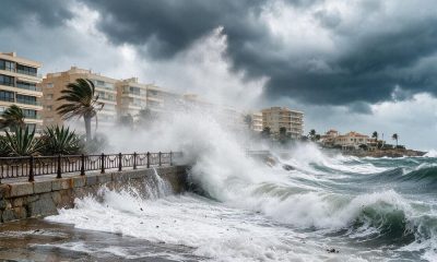 Una ola invadiendo un paseo marítimo