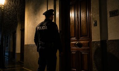 Policía enfrente de un domicilio