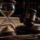 reloj de arena, documento jurídico y mazo de juez
