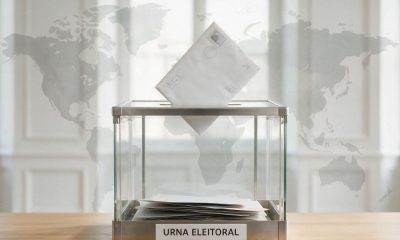 Urna electoral con un mapa del mundo de fondo