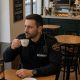 Vigilante de seguridad en una cafetería