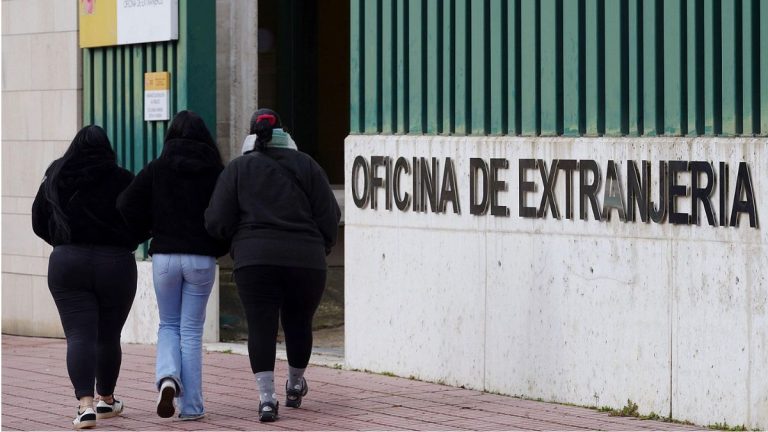 Anulada la orden de expulsión de un extranjero, pese a tener antecedentes penales, porque su salida perjudicaría el bienestar de su hijo menor de edad