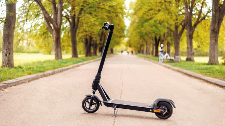 La reforma del Reglamento General de Circulación endurece el uso de los patinetes: la edad mínima para conducirlos se fija en 15 años