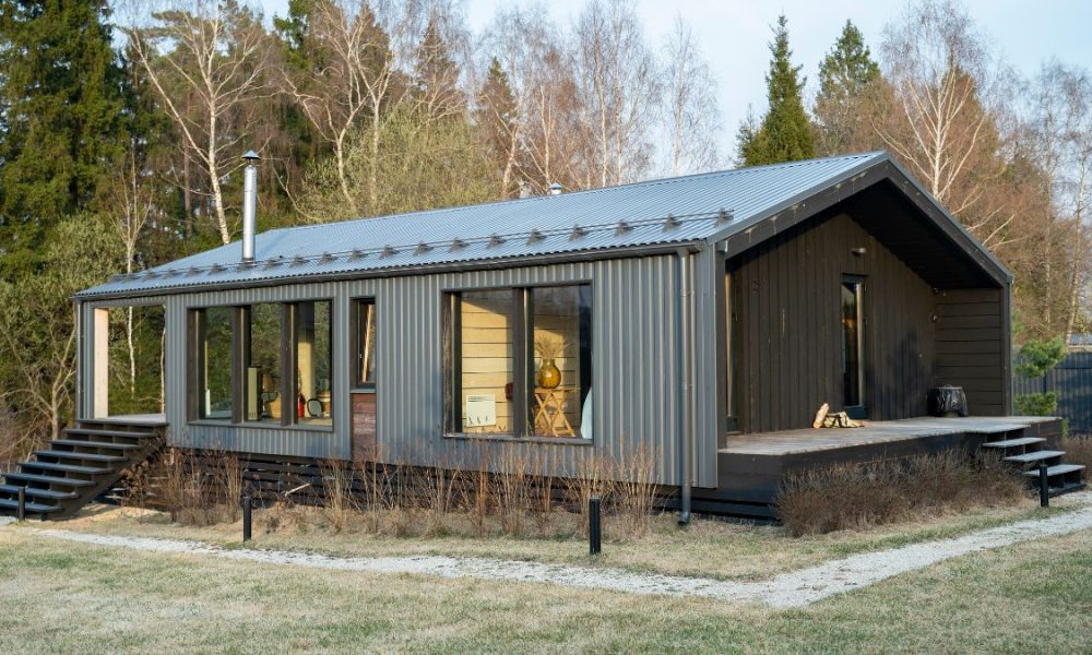 La instalación de una casa prefabricada en la propiedad alquilada, sin permiso del arrendador, no conlleva automáticamente la resolución del contrato