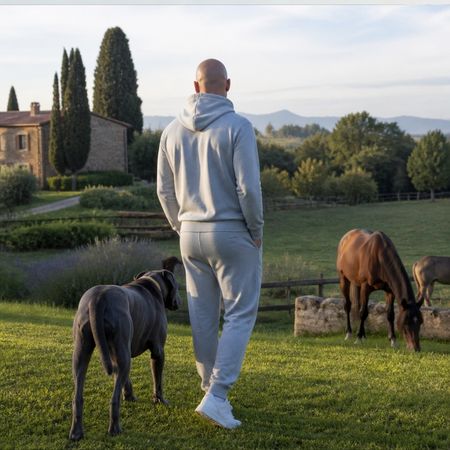 Hombre disfrutando del campo