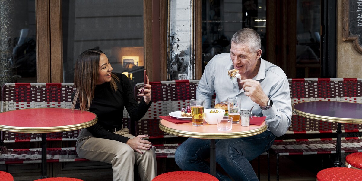 Pareja comiendo
