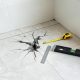 Inspección técnica de defectos constructivos en la instalación del suelo de un cuarto de baño.
