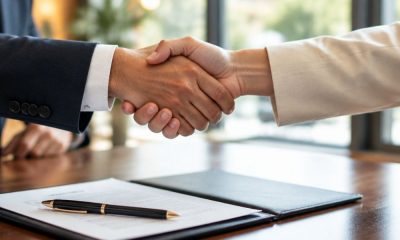 Dos personas estrechándose la mano