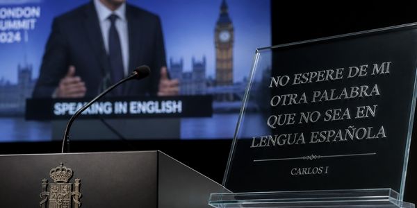 Frase Carlos I "no espere de mí otra palabra que no sea en lengua española"