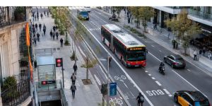 Una calle de Barcelona con autobús y carril bici
