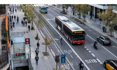 Una calle de Barcelona con autobús y carril bici