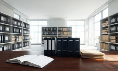 Documentos oficiales y expedientes administrativos sobre una mesa de trabajo institucional.