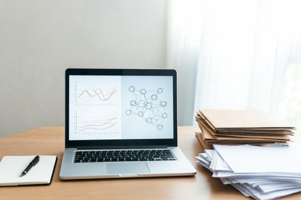 Dispositivo informático y documentos sobre análisis de datos y empleo público.