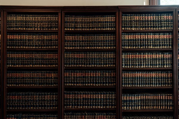 Biblioteca jurídica con repertorios legales y publicaciones oficiales.