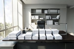 Resolución judicial y documentos de restitución económica en un despacho.