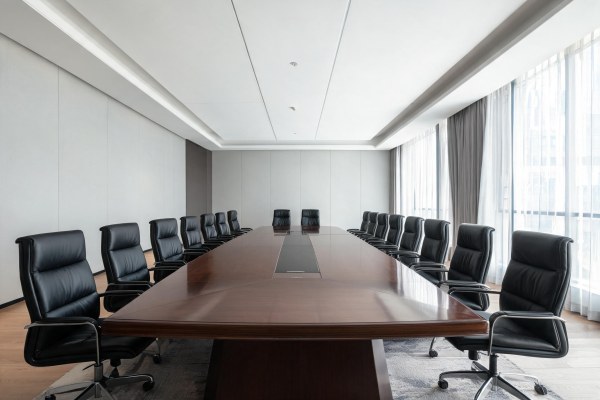 Sala de reuniones de un bufete de abogados con mesa de negociación