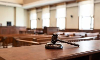 Mazo judicial sobre mesa de madera en una sala de vistas