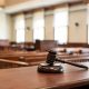Mazo judicial sobre mesa de madera en una sala de vistas