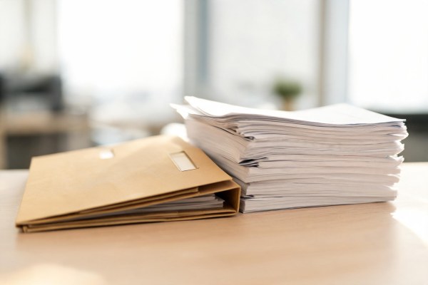 Documentos técnicos y expedientes administrativos sobre una mesa de trabajo.