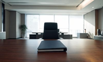 Mesa de oficina vacía con una carpeta de investigación confidencial cerrada sobre la mesa de madera.