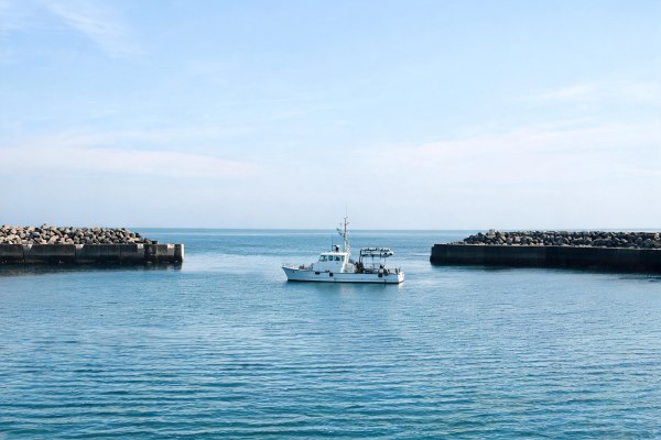 Aguas costeras y entorno marino protegido junto a instalaciones portuarias.