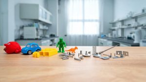 Componentes técnicos y juguetes en un entorno de laboratorio de seguridad industrial.