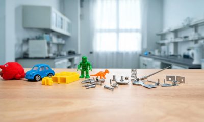 Componentes técnicos y juguetes en un entorno de laboratorio de seguridad industrial.