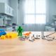 Componentes técnicos y juguetes en un entorno de laboratorio de seguridad industrial.
