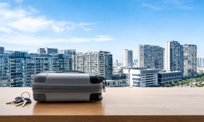 Edificios de apartamentos y hoteles en una ciudad durante el verano