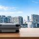 Edificios de apartamentos y hoteles en una ciudad durante el verano