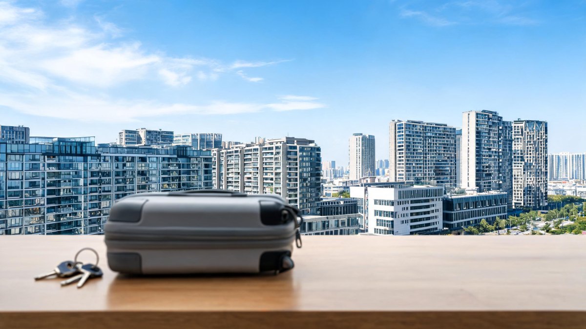 Edificios de apartamentos y hoteles en una ciudad durante el verano